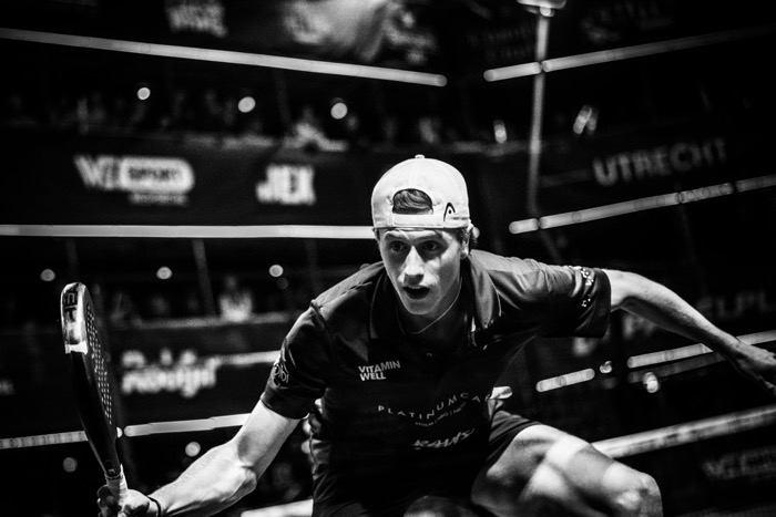 Zwart-witportret van een speler in actie