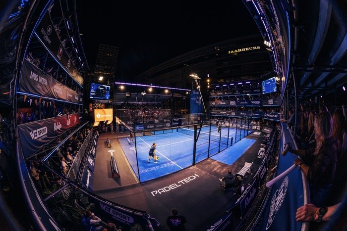 Overzicht van de baan en tribunes