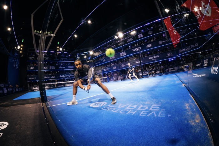 Speler slaat een lage bal