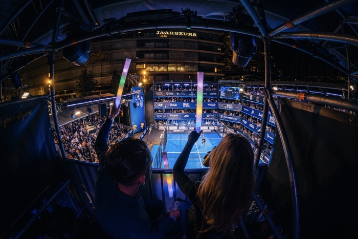 Publiek met glowsticks boven het stadion