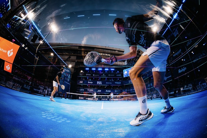 Speler slaat een forehand in het avondlicht